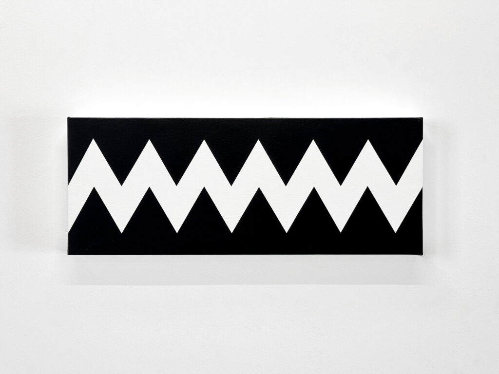 Horizontal minimalist geometric painting by Jean-Charles Kien featuring a white zigzag pattern on black. Charlie Brown (snoopy)