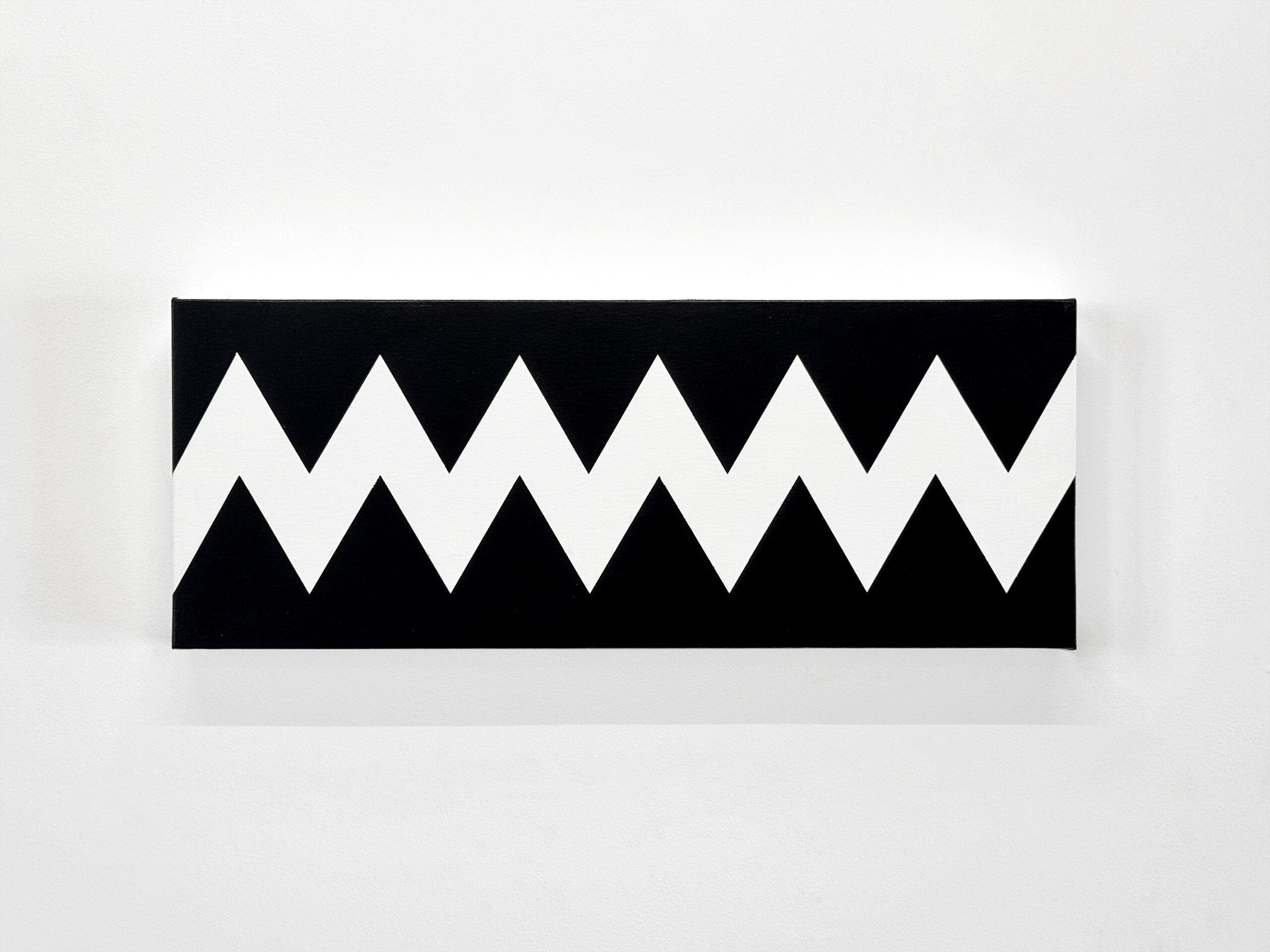 Horizontal minimalist geometric painting by Jean-Charles Kien featuring a white zigzag pattern on black. Charlie Brown (snoopy)