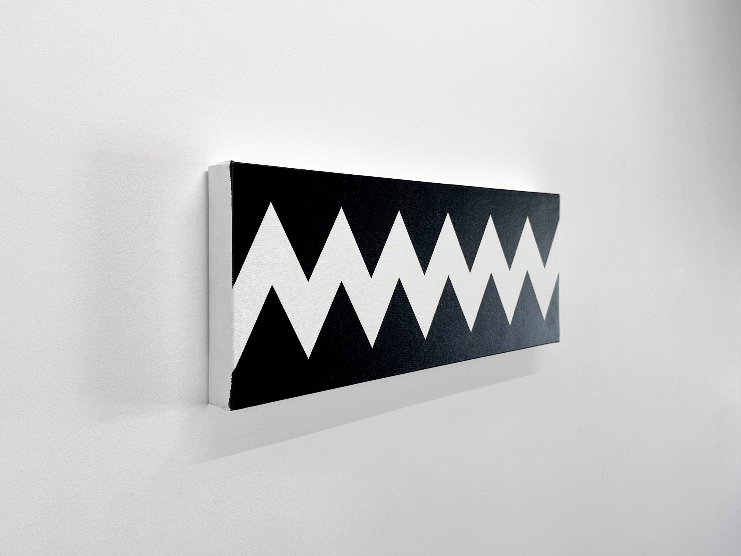 Perspective view of a horizontal minimalist painting with a white zigzag pattern by Jean-Charles Kien.
