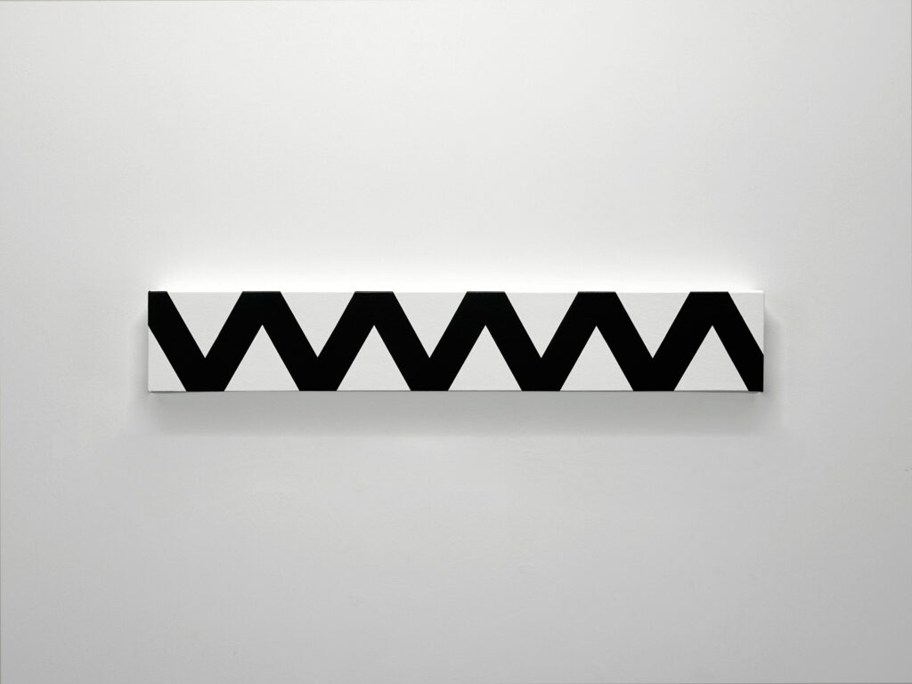 Detailed close up photograph of Jean-Charles Kien's minimalist painting, showing the precise black wavy zigzag pattern extending across the white canvas.