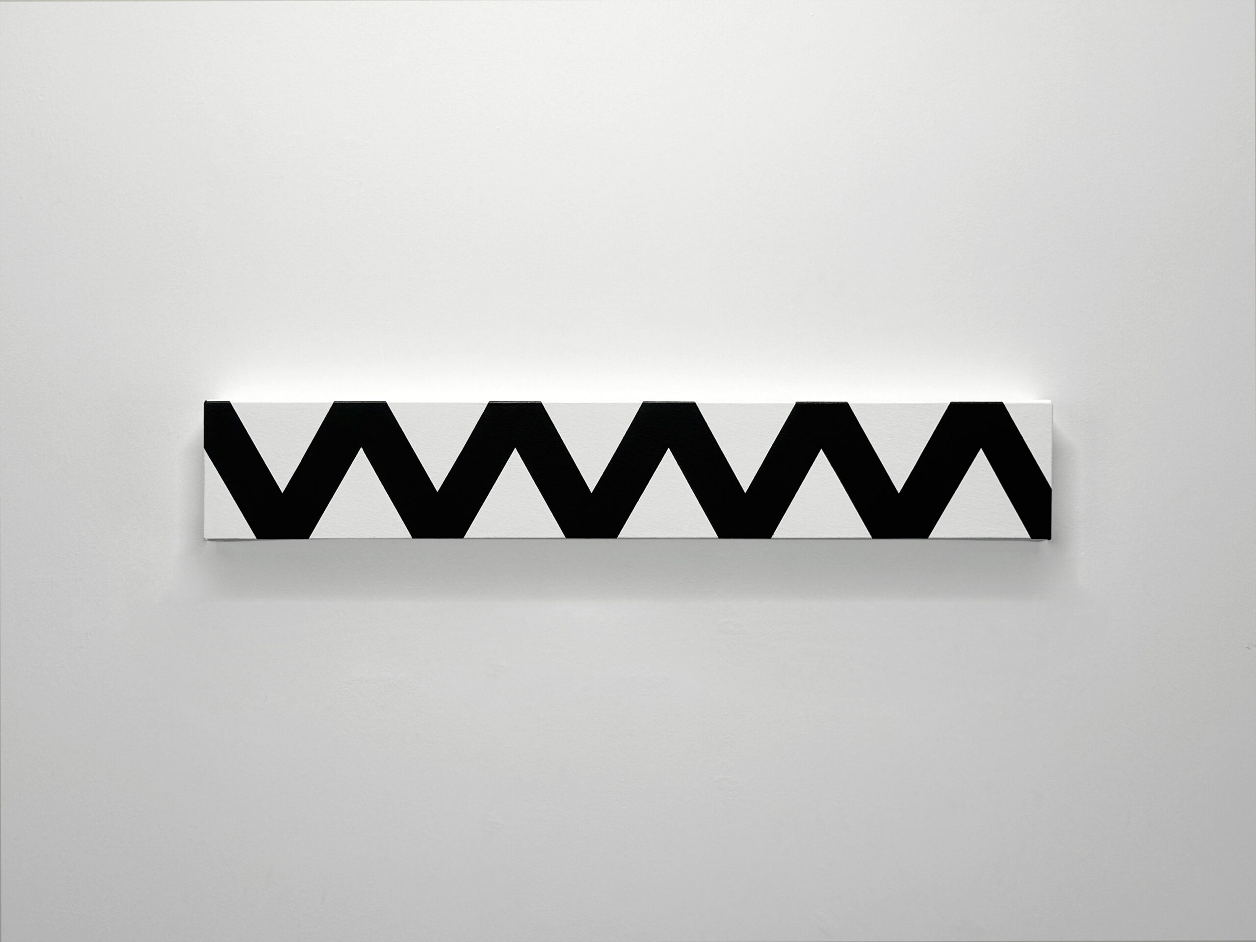 Detailed close up photograph of Jean-Charles Kien's minimalist painting, showing the precise black wavy zigzag pattern extending across the white canvas.